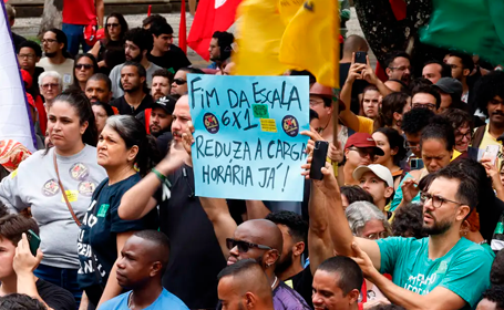 Seis em cada 10 brasileiros apoiam a redução da jornada de trabalho