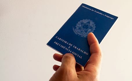 Governo antecipa 13º salário de aposentados do INSS para abril e maio