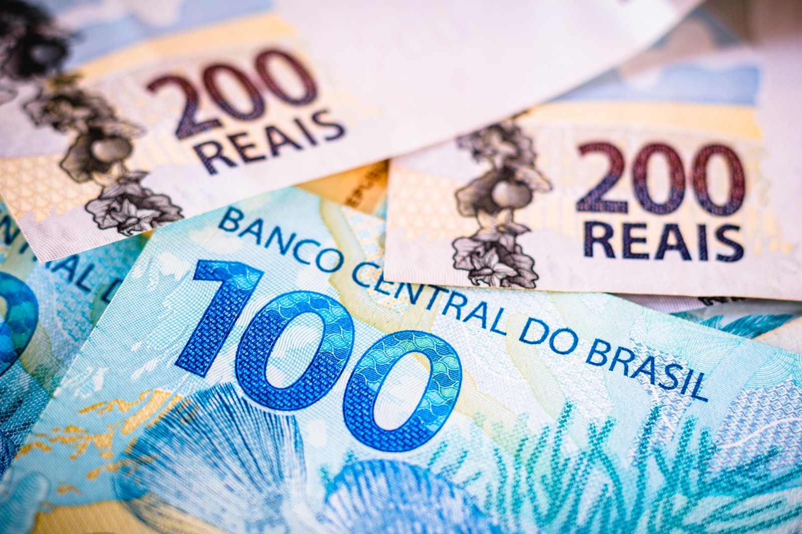 Trabalhadores nascidos em novembro e dezembro recebem abono salarial