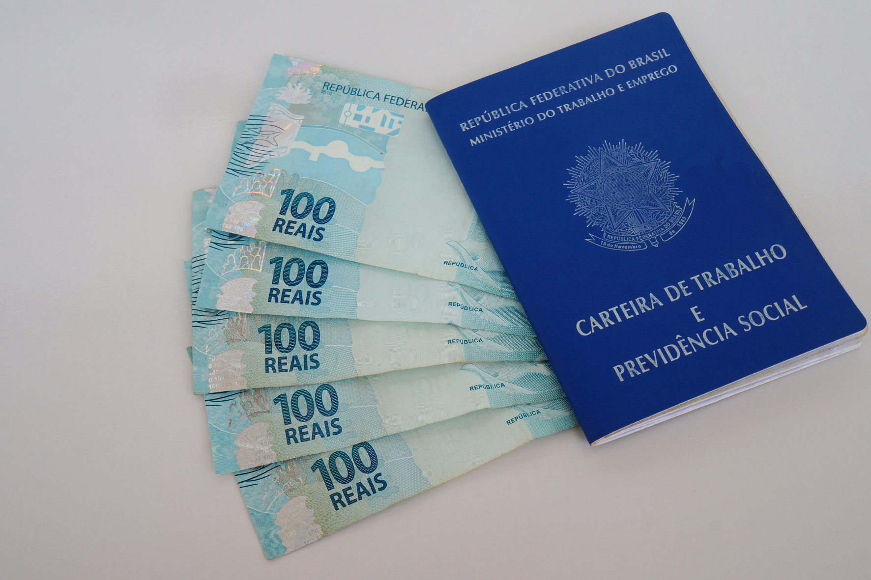 Trabalhadores nascidos em setembro e outubro recebem abono salarial